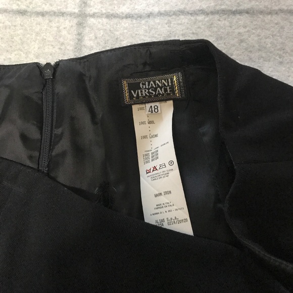 Authentic vintage Versace blazer and skirt set. - Picture 5 of 8